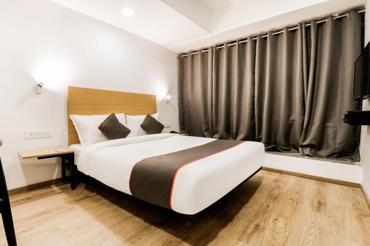 โอโย ทาวน์เฮาส์ 169 อควา คอริดอร์ Hotel Bhatha ภายนอก รูปภาพ